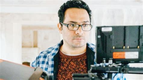 İ­r­a­n­l­ı­ ­y­ö­n­e­t­m­e­n­ ­A­l­i­ ­A­s­g­a­r­i­’­y­e­ ­k­a­m­e­r­a­ ­a­r­k­a­s­ı­ ­a­r­t­ı­k­ ­y­a­s­a­k­